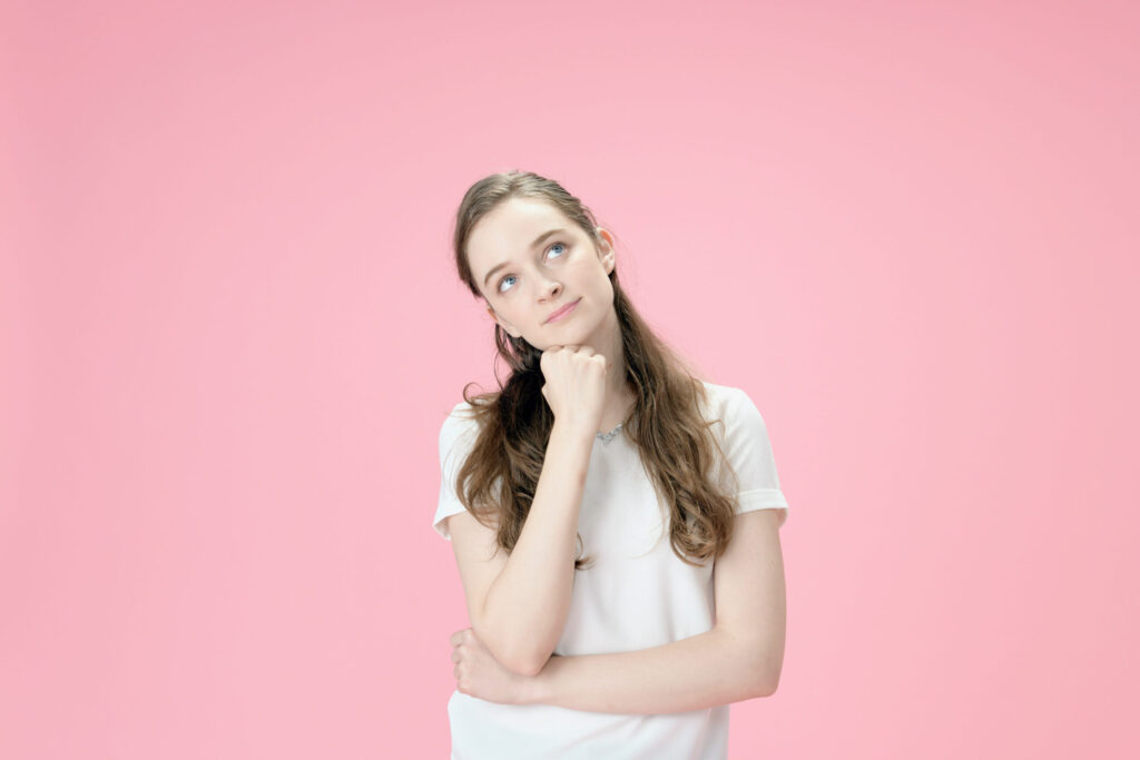 考える外国人女性